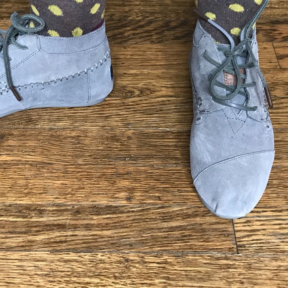 New TOMS gray suede moccasin bootie, sz 6. - Picture 3 of 5